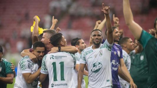 Jogadores do Sousa-PB comemoram classificação sobre o Santa Cruz na Arena de Pernambuco