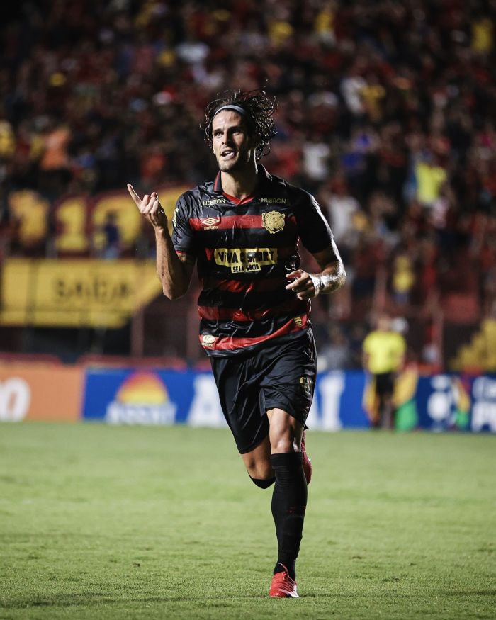 Atacante Carlos Alberto em ação pelo Sport Carlos Alberto