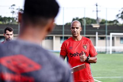 Pepa, técnico do Sport, comanda primeiro treino com elenco rubro-negro