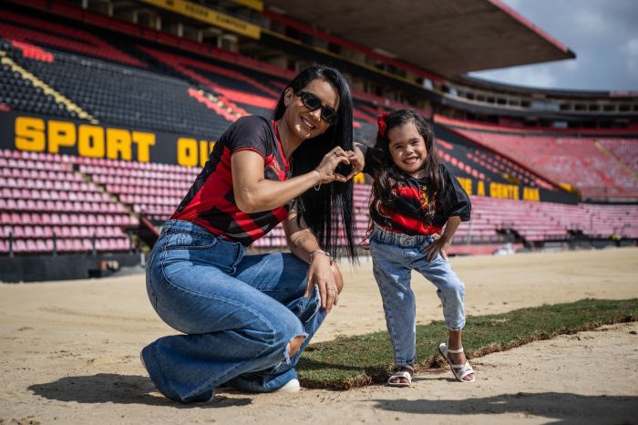 Torcedores 'implantam' gramado da Ilha do Retiro, estádio do Sport