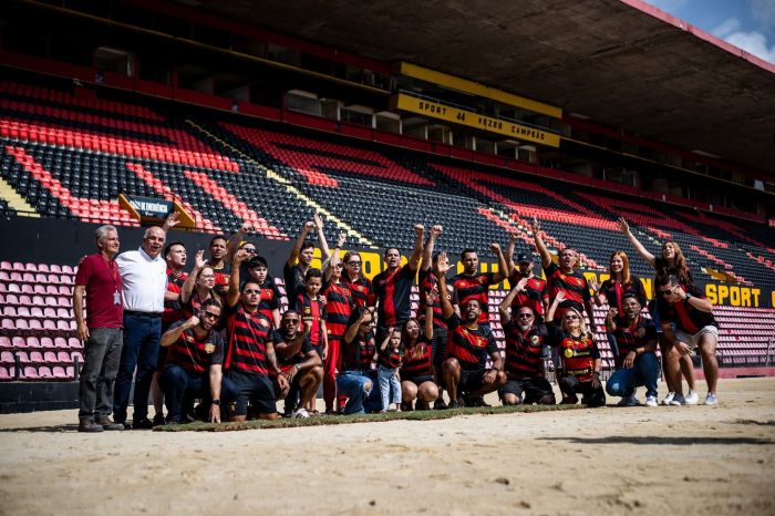 Torcedores 'implantam' gramado da Ilha do Retiro, estádio do Sport