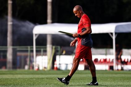 Pepa, técnico do Sport, comanda primeiro treino com elenco rubro-negro