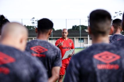 Pepa, técnico do Sport, comanda primeiro treino com elenco rubro-negro