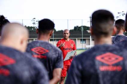 Pepa, técnico do Sport, comanda primeiro treino com elenco rubro-negro