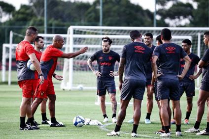 Pepa, técnico do Sport, comanda primeiro treino com elenco rubro-negro