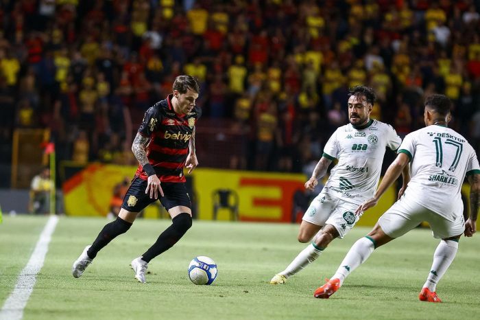 Chrystian Barletta, do Sport, parte para cima da zaga do Guarani