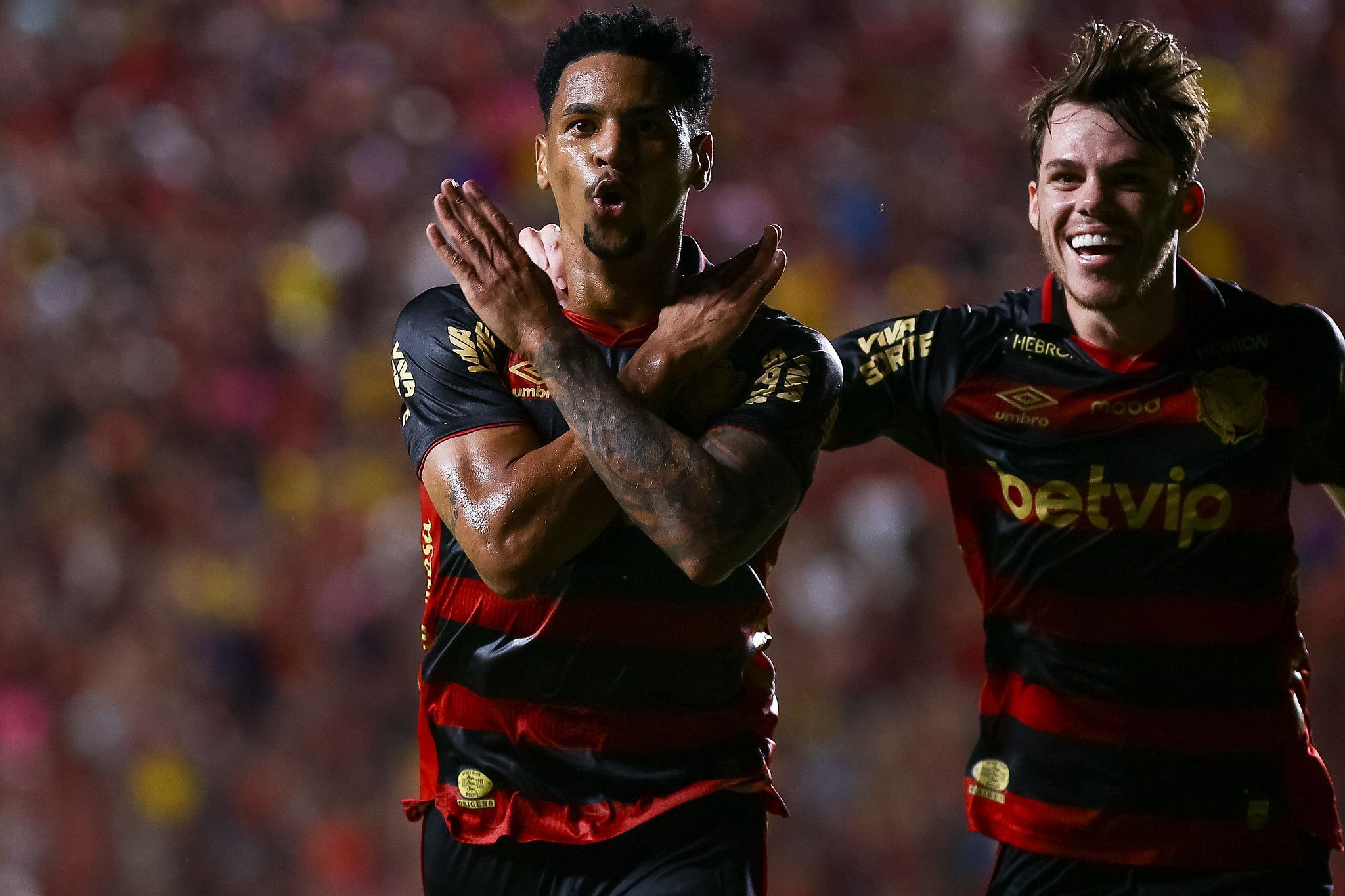 Avassalador, Sport goleia Guarani e cola na liderança da Série B