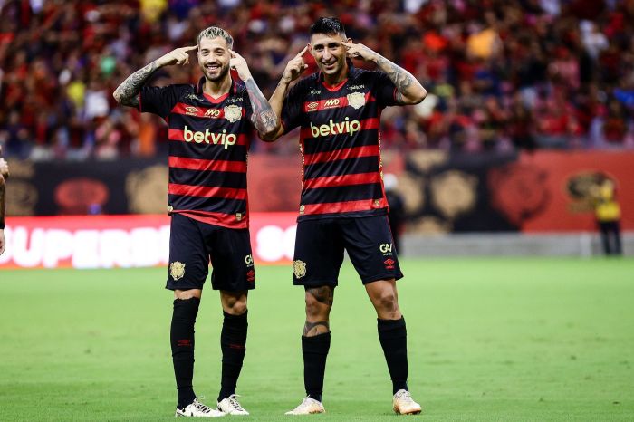 Ao lado de Fabricio Domínguez, Alan Ruiz comemora gol marcado pelo Sport