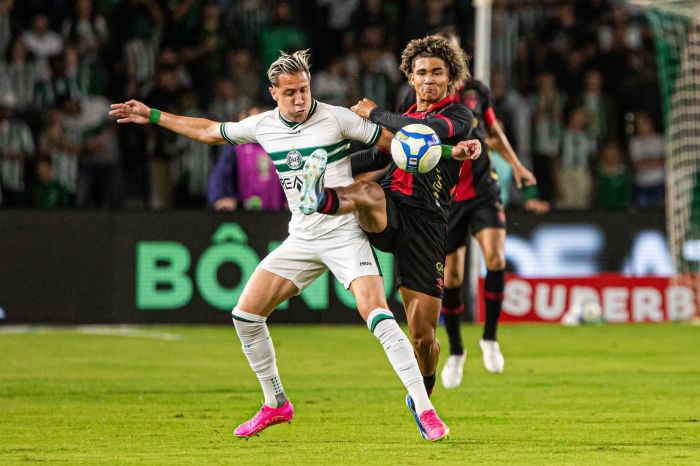 Matheus Frizzo, do Coritiba, e Pedro Lima, do Sport, dividem bola em jogo válido pela Série B do Campeonato Brasileiro