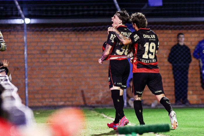 Chrystian Barletta comemora segundo gol do Sport contra o Avaí