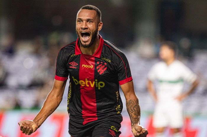 Gustavo Coutinho comemora seu 12º gol pelo Sport na temporada, marcado contra o Coritiba, pela Série B do Campeonato Brasileiro