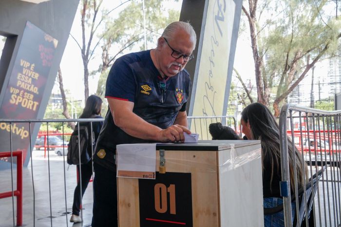 Sócios do Sport votaram mudança do estatuto em AGE realizada essa sexta-feira (4), na Ilha do Retiro