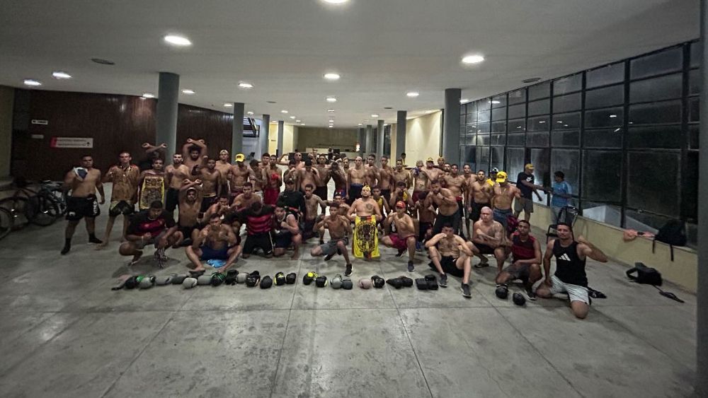 Torcida organizada treina luta livre dentro do estádio do Sport, que se manifesta
