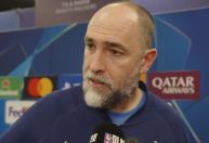 Técnico do Tottenham reage à substituição de goleiro com 16 minutos e sofre críticas