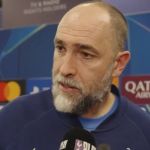 Técnico do Tottenham reage à substituição de goleiro com 16 minutos e sofre críticas