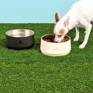 O produto já está disponível nas lojas físicas, no site oficial da marca e na Petlove, em dois tamanhos: 710 ml (R$319) e 1,4 litro (R$359), indicados para animais de pequeno e grande porte
