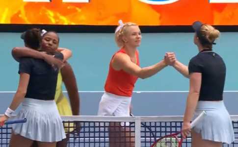 Luisa Stefani e Gabriela Dabrowsk cumprimentam Katerina Siniakova e Taylor Townsend após duelo em Miami em 2026