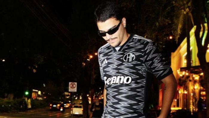 Lactea com a nova camisa do Atlético em Belo Horizonte, nesta quinta-feira (29)
