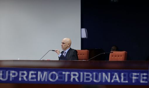 O Movimento Brasil sem Drogas faz uma vigília em frente ao Supremo Tribunal Federal contra a descriminalização do porte de drogas para uso próprio. O movimento é formado por pessoas que pertencem a diversas religiões e, há pouco, realizaram uma cerim