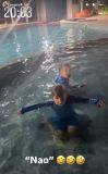 Virginia volta de viagem e surpreende filhas na piscina