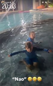 Virginia volta de viagem e surpreende filhas na piscina