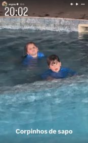 Virginia volta de viagem e surpreende filhas na piscina