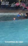 Virginia volta de viagem e surpreende filhas na piscina