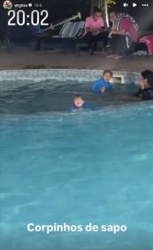 Virginia volta de viagem e surpreende filhas na piscina