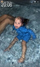 Virginia volta de viagem e surpreende filhas na piscina