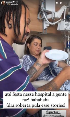 Preta Gil recebe amigos no hospital para comemoração