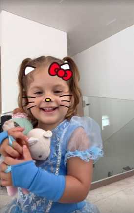 Zé Felipe mostra marca de nascença para Maria Flor
