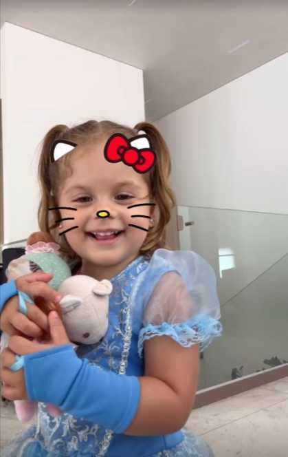 Zé Felipe mostra marca de nascença para Maria Flor