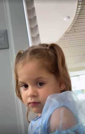 Zé Felipe mostra marca de nascença para Maria Flor