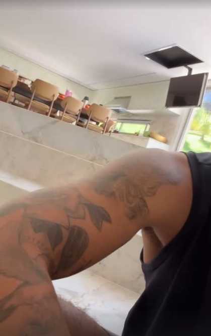 Zé Felipe mostra marca de nascença para Maria Flor