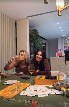 Zé Felipe, Ana Castela e amigos aproveitam noite juntos