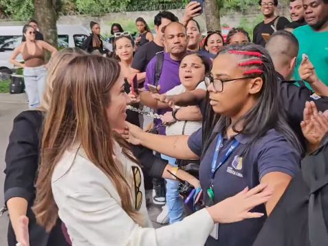 Patrícia Abravanel causa alvoroço ao chegar na Globo para homenagem: 'respeitem'