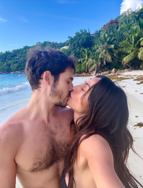 Nome do filho de Sabrina Sato e Nicolas Prattes ainda não foi definido, diz ator