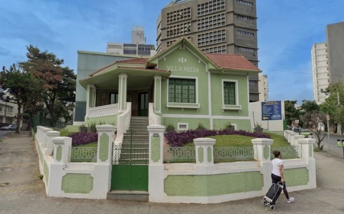 O major Antônio Zeferino da Silva construiu sua residência em 1929, na Avenida do Contorno, esquina com as ruas do Ouro e Pouso Alto, com projeto elaborado por Octávio Roscoe