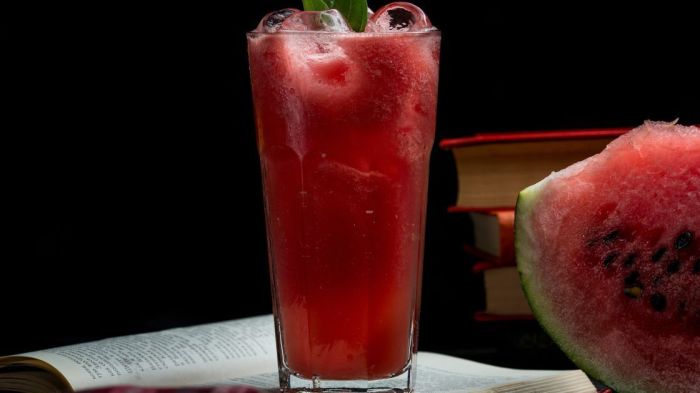 Suco detox de açaí com melancia