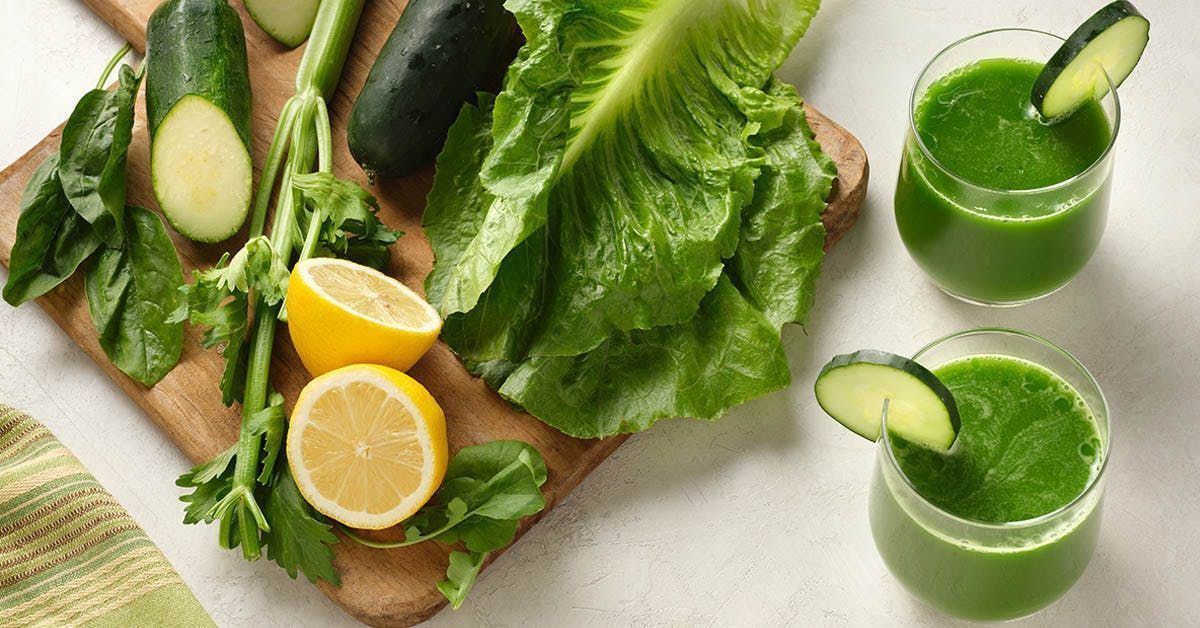 Suco detox de couve com limão para desinchar naturalmente