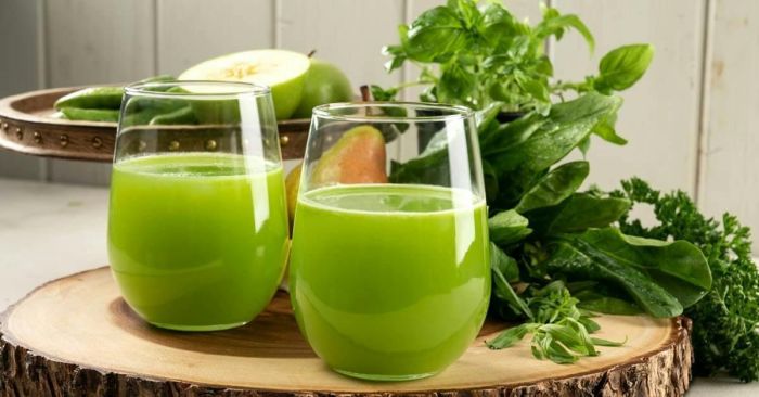 Suco detox de couve com limão para desinchar naturalmente