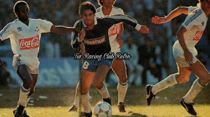 Lance da ida da final da Supercopa de 1988, entre Racing e Cruzeiro, no Cilindro