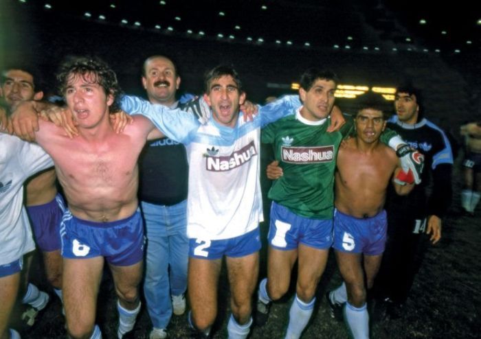 Gustavo Costas foi campeão da Supercopa de 1988 sobre o Cruzeiro; na foto, ele vibra no Mineirão