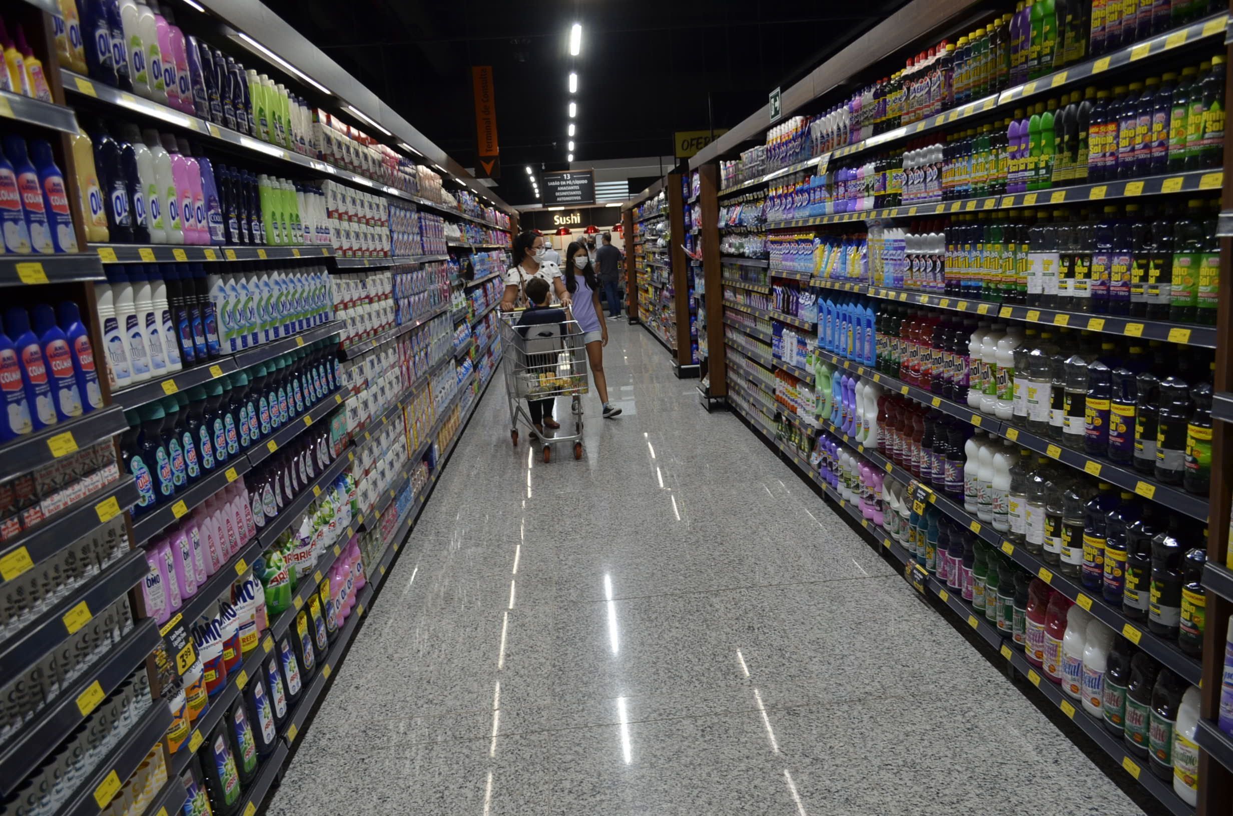 Supermercados do Vale do Aço podem abrir nesta sexta-feira (15), feriado nacional