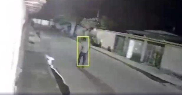 Casa de suspeito de ordenar ataque que matou pastor e baleou crianças é incendiada em MG