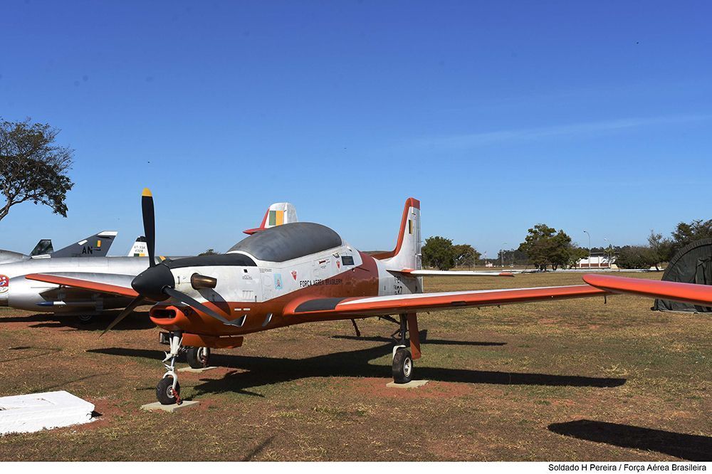 Aviões da FAB se chocam no ar durante treinamento e um deles cai em SP