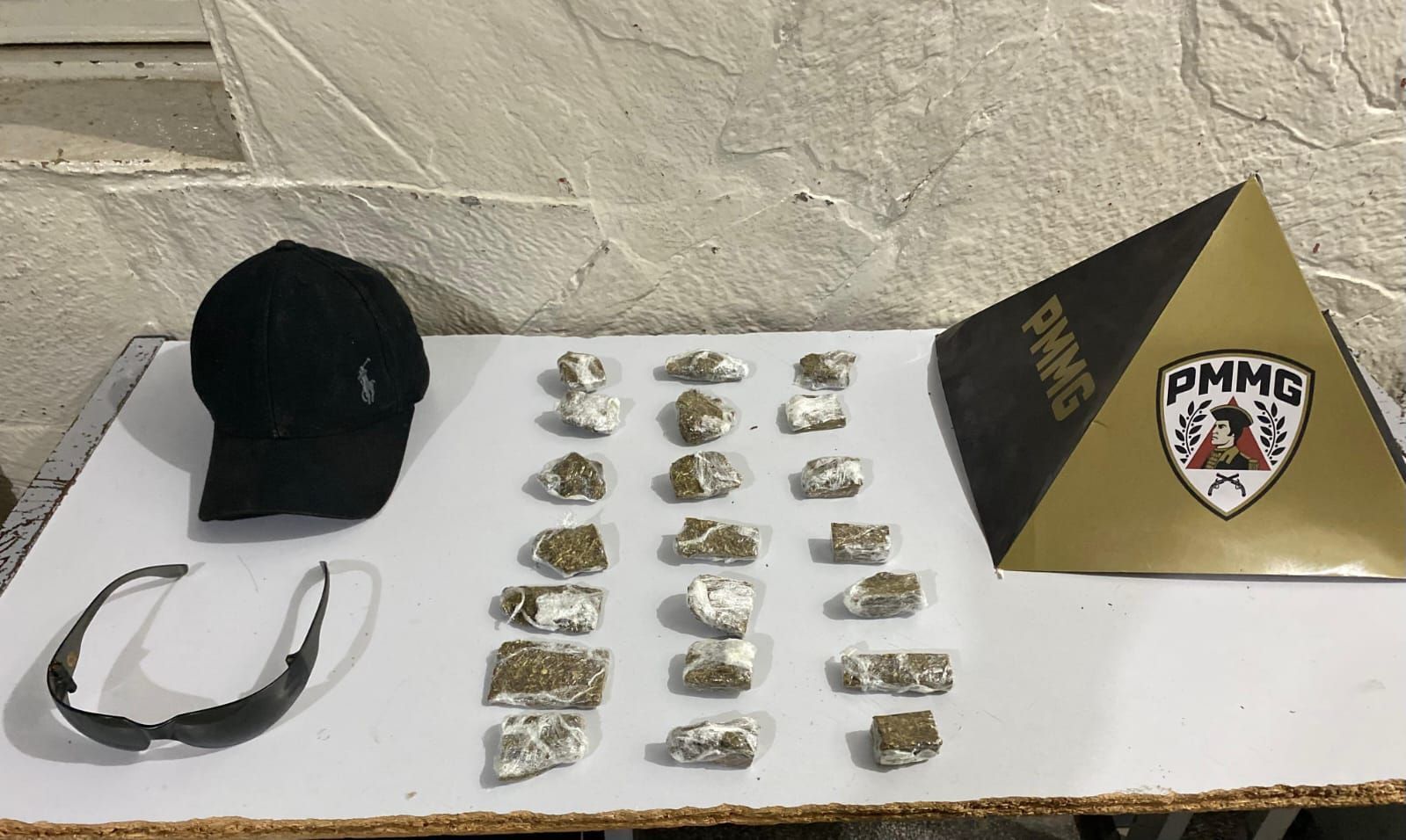 Homem é preso por roubo e Polícia Militar apreende 21 tabletes de maconha em Montes Claros