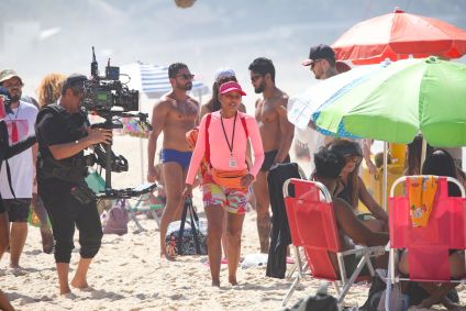 Tais Araujo, Bella Campos e Alice Wegmann gravam 'Vale Tudo' em praia do Rio