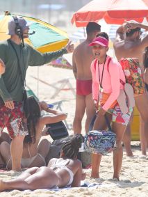Tais Araujo, Bella Campos e Alice Wegmann gravam 'Vale Tudo' em praia do Rio