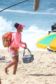 Tais Araujo, Bella Campos e Alice Wegmann gravam 'Vale Tudo' em praia do Rio